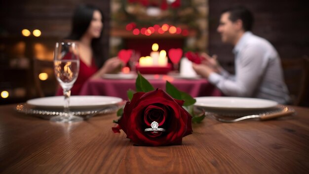 El día de San Valentín, la mesa, la cena romántica, casarse conmigo, el anillo de compromiso.