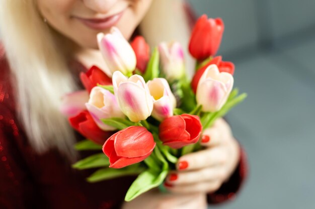 Día de San Valentín, mujer joven soñadora con ramo de flores.