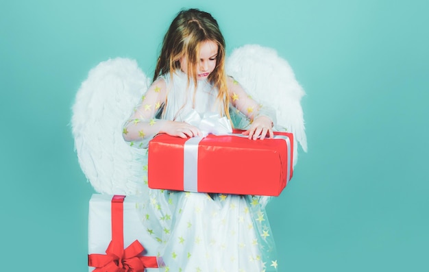 Día de San Valentín Niña ángel regalo abierto Niña linda posando con alas de ángel Hermoso angelito Niño ángel del cielo te da un regalo