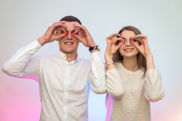 Día de San Valentín. Novio haciendo sorpresa a su chica enamorada