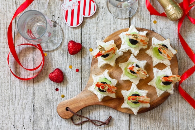 Día de San Valentín o cumpleaños antipasto romántico Canapés con queso pepino y camarones Vista superior