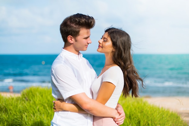 En el día de San Valentín Pareja joven abrazando al aire libre