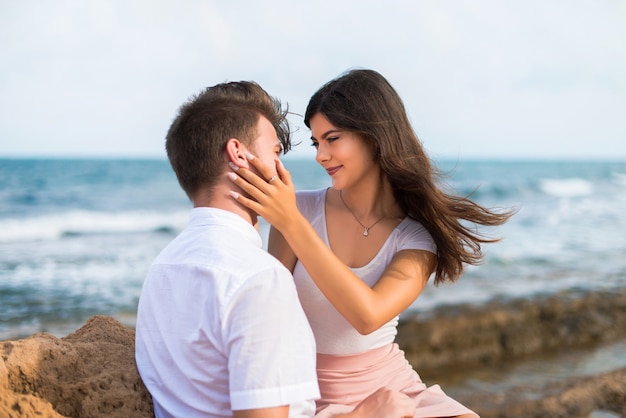 En el día de San Valentín Pareja joven al aire libre