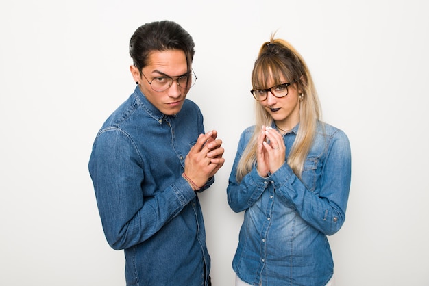 En el día de San Valentín Pareja joven con gafas maquinando algo