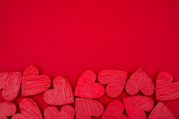 Foto día de san valentín rojo de la postal de los corazones.