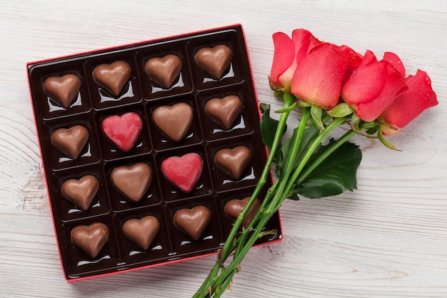 Día de san valentín con rosas rojas y chocolate.