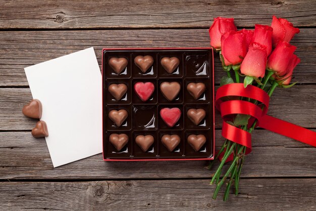 Día de san valentín con rosas rojas y chocolate.