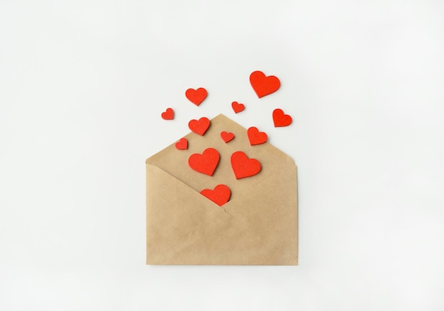 Día de San Valentín Un sobre y corazones rojos 14 de febrero Tarjeta de felicitación del día de San Valentín Carta de amor