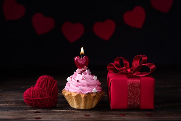 Día de San Valentín y tarjeta de cumpleaños, regalo, corazón y pastel con vela.