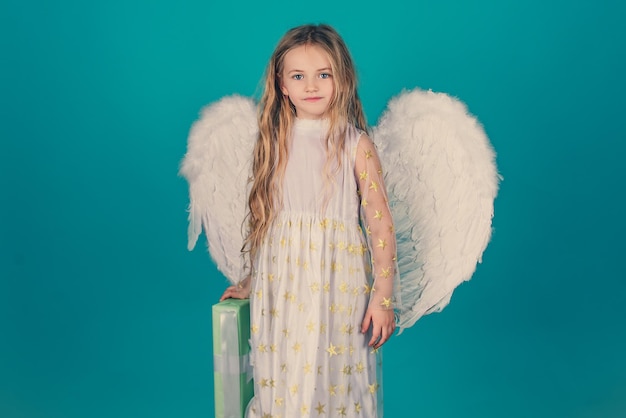 Día de San Valentín Tarjeta del día de San Valentín Niño con un vestido largo blanco y alas de ángel Bonita niña ángel Niño ángel del cielo te da un regalo