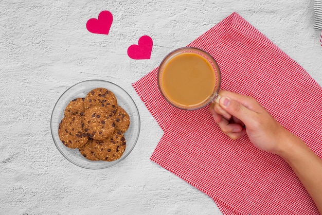 Día de San Valentín. Taza de café y galletas en un plato sobre la mesa, vista superior