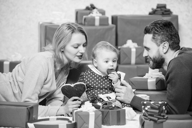 Día de San Valentín Uno y único Compras en línea Día del boxeo Amor y confianza en la familia Hombre y mujer barbudos con niña padre madre e hija niño Familia feliz con caja de regalo