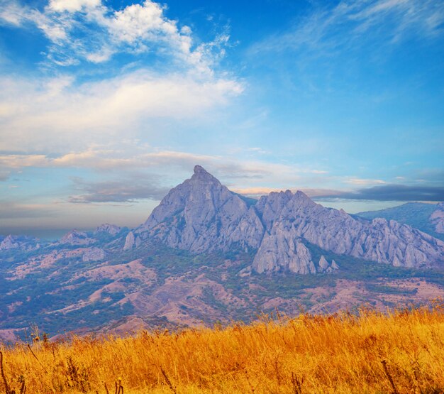 Día soleado es en paisaje de montaña