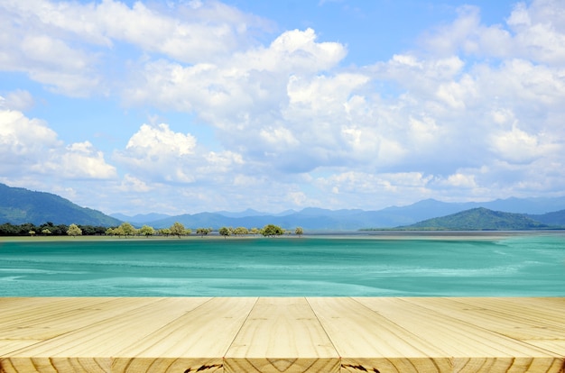 Foto día soleado con fondo de cielo azul y mesa de madera