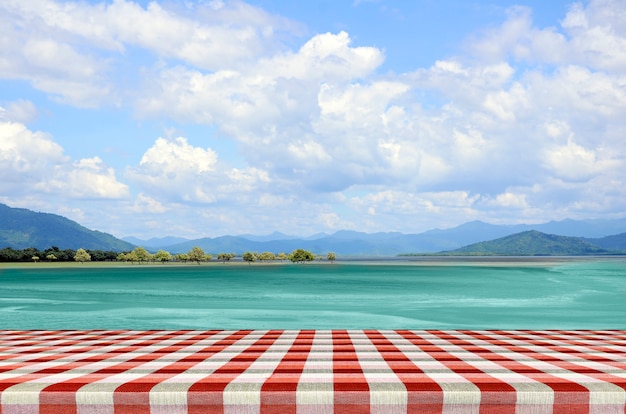 Día soleado con fondo de cielo azul con mesa de picnic