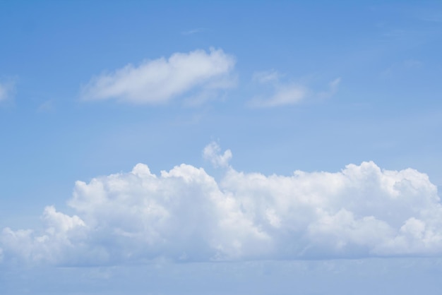 Día soleado con hermosas nubes