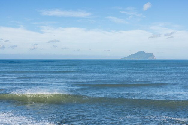 Día soleado con la isla de Guishan en Yilan de Taiwán