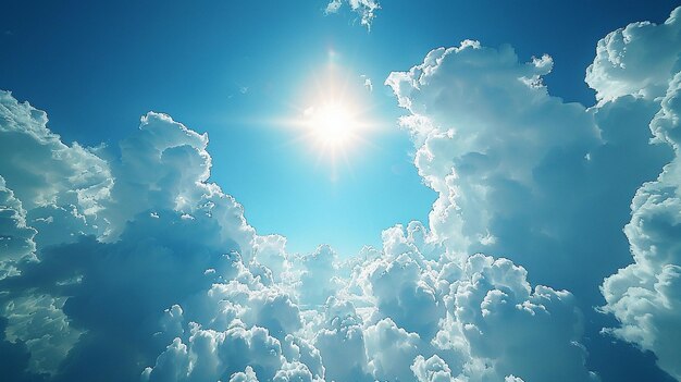 Un día soleado con nubes blancas hinchadas