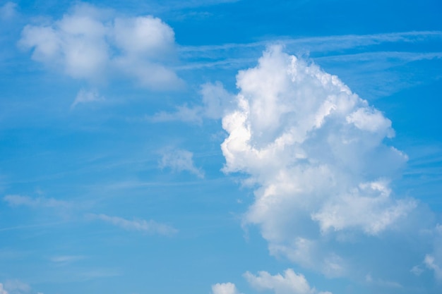 Día soleado con nubes mullidas en el cielo azul