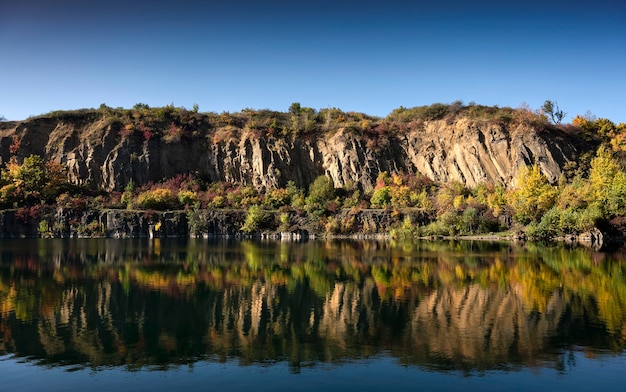 Día soleado de otoño en el lago en el parque