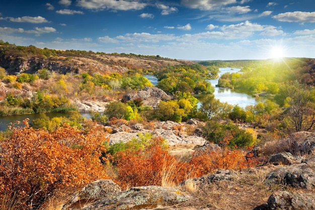 Día soleado de otoño Vista panorámica del río