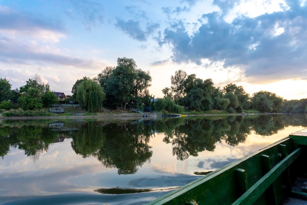 Día soleado en un río tranquilo en verano