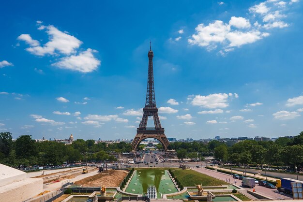 Día soleado en la torre eiffel