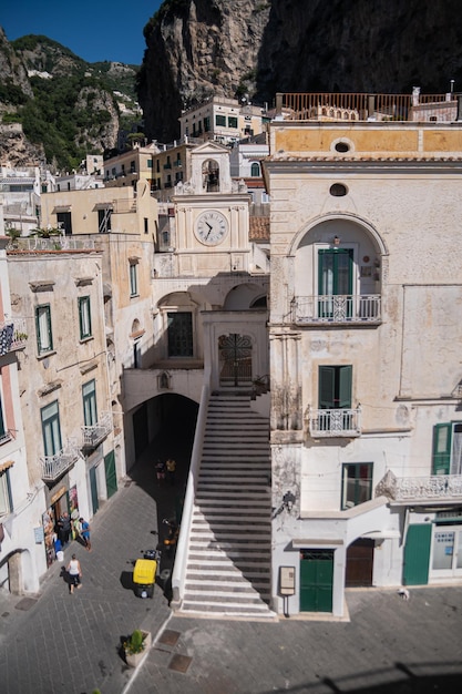 Día soleado de verano en la costa de Amalfi Italia Plaza Umberto I Hermosa arquitectura italiana casas de piedra en las montañas