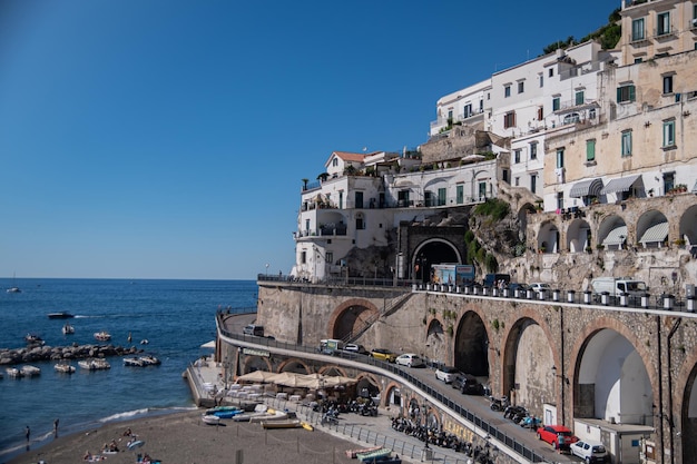 Día soleado de verano en la costa de Amalfi Italia Plaza Umberto I Hermosa arquitectura italiana