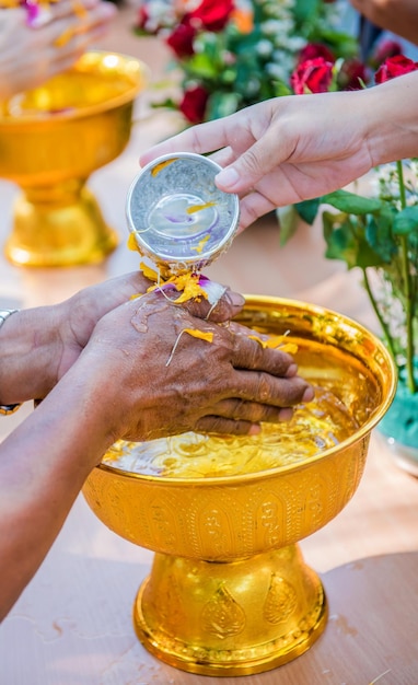 Día de Songkran, vacaciones tradicionales tailandesas y de año nuevo en abril. Festival de salpicaduras de agua