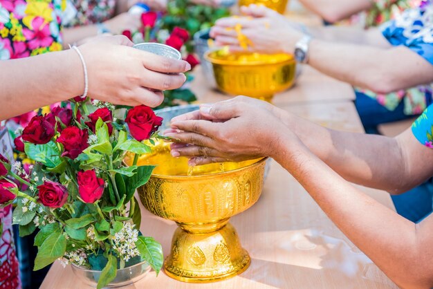 Día de Songkran, vacaciones tradicionales tailandesas y de año nuevo en abril. Festival de salpicaduras de agua