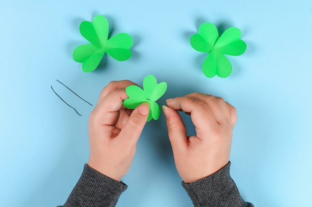 Día del St. Patricks del trébol verde de DIY en fondo azul.