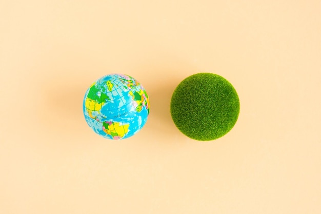 Día de la tierra Planeta verde tierra y modelo de globo sobre fondo pastel beige aislado Cambio climático