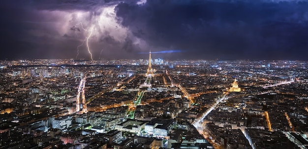 Día tormentoso en París con relámpagos