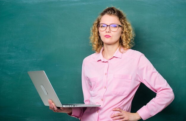 Día de trabajo concepto de elearning Educación a través de Internet tecnología moderna niña en estudiante de escuela moderna en gafas con computadora portátil educación en línea escuela de negocios maestra mujer en pizarra