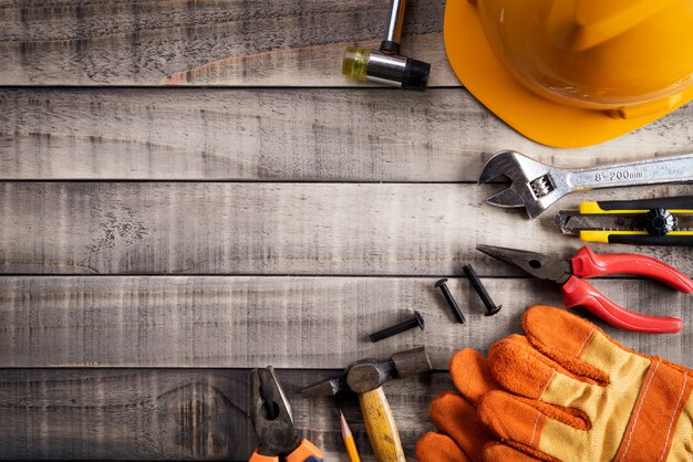 Día del trabajo, muchas herramientas prácticas en fondo de madera con el copyspace.