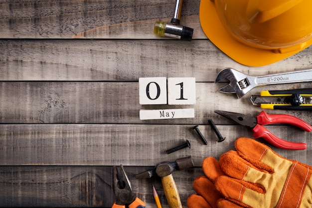 Día del trabajo, muchas herramientas prácticas en textura de madera del fondo.