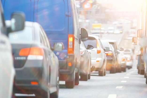 dia tráfego engarrafamento na cidade na rodovia carros / conceito de transporte, paisagem de vista de metrópole de tráfego de cidade