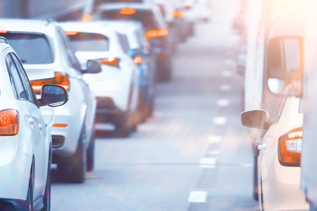 día tráfico atasco de tráfico en la ciudad en la autopista coches / concepto de transporte, tráfico de la ciudad metrópolis vista paisaje