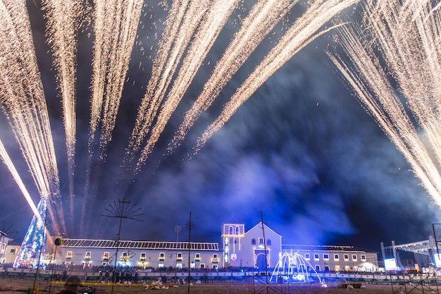 Día de las velas en Colombia. Festival de fuegos artificiales de diciembre en Villa de Leyva, Colombia