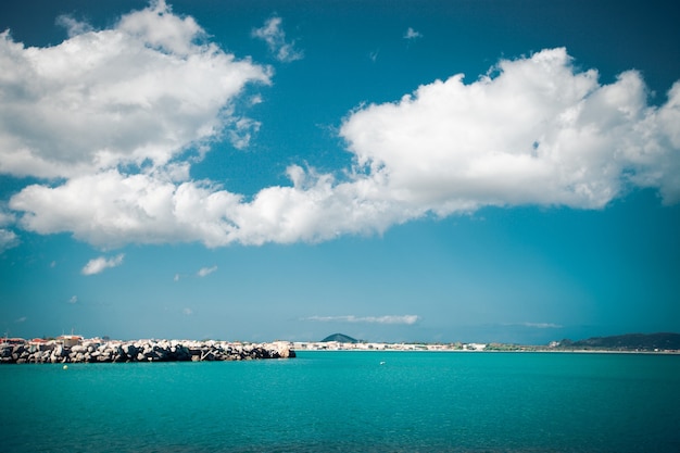 Día de verano, Grecia, isla de Zakynthos - mar, cielo, vacaciones.