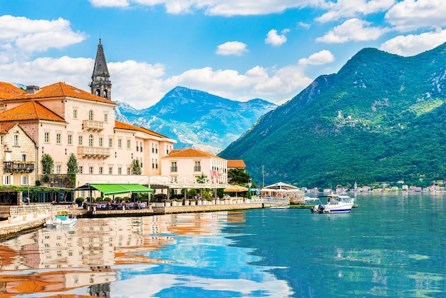 Día de verano en Perast, ciudad en la bahía de Kotor. montenegro