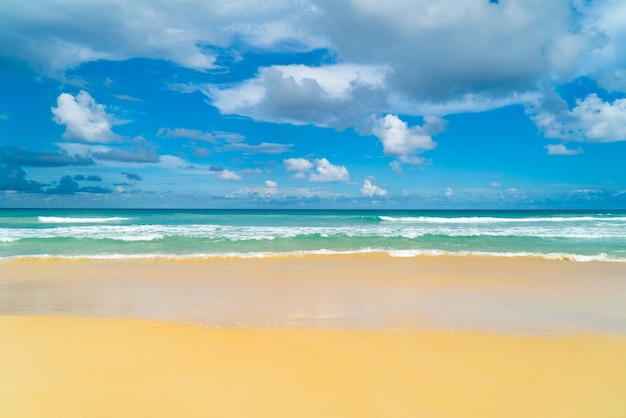Foto día de verano playa de phuket, arena de mar y cielo vista del paisaje de la playa de mar en día de verano