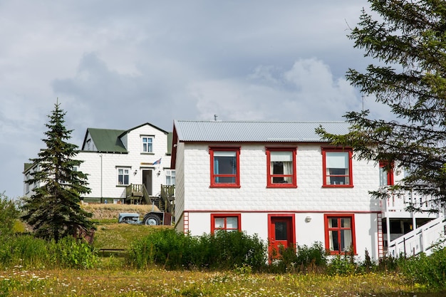 Día de verano en el pueblo de Hrisey en Islandia