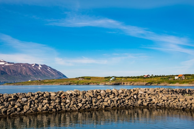 Día de verano en el pueblo de Hrisey en Islandia