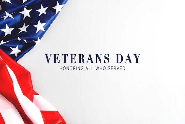 Día de los Veteranos. Honrando a todos que sirvieron. Bandera americana sobre fondo gris con espacio de copia.