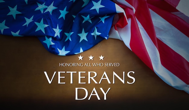 Día de los Veteranos. Honrando a todos que sirvieron. Bandera estadounidense sobre fondo de cemento. foto de alta calidad