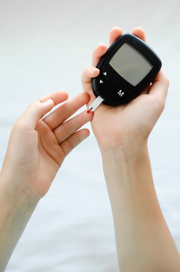 Diabetes conceito de dedo infantil com gota de sangue para verificar o nível de açúcar no sangue