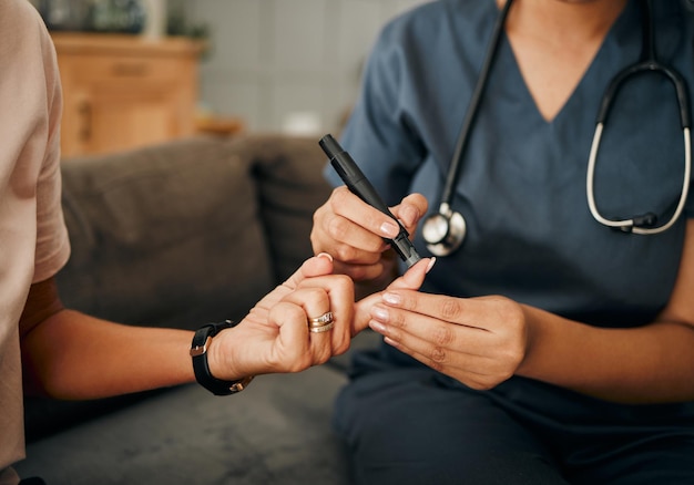 Diabetes manos de enfermera y análisis de azúcar en la sangre en el dedo del paciente en la visita domiciliaria Salud y profesionales médicos prueban los niveles de insulina de las mujeres diabéticas mayores en el chequeo domiciliario para el bienestar