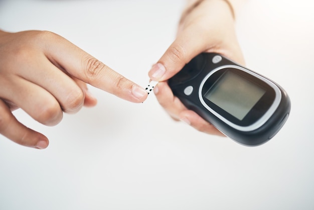 Foto diabetes manos de mujer negra y tira de prueba de sangre en el dedo atención médica y medicina en el hogar